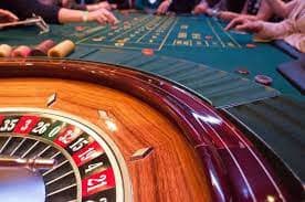 Aplikasi mobile rimbatoto menampilkan meja live-dealer dengan dealer profesional dan kontrol permainan di layar Android